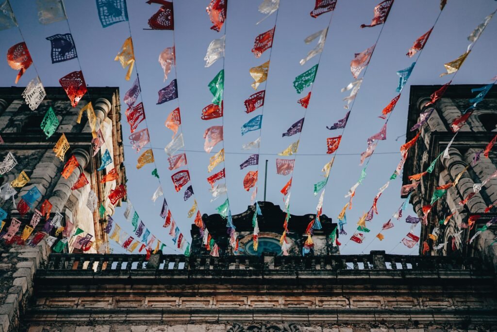 banderas de colores en catedral